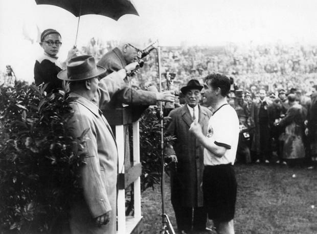 1954: Rimet utolsó vb-je, a döntő után átadja a róla elnevezett díjat Fritz Walternek (Fotó: AFP)