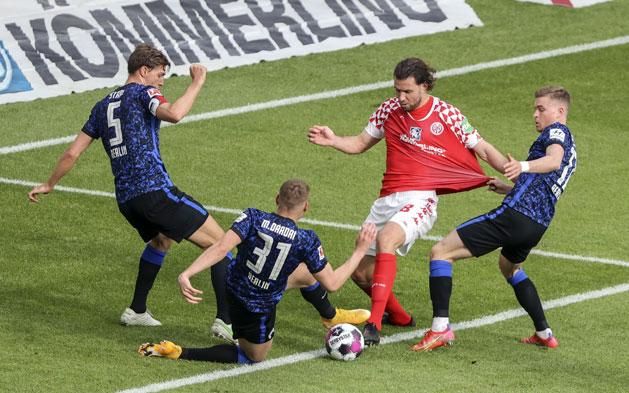 Ismét bebizonyosodott, nagyszerű sportember Szalai Ádám: a tavasszal számos akadályt leküzdve verekedte vissza magát a Mainz csapatába, s vívta ki vele a német élvonalban maradást (Fotó: Imago Images)