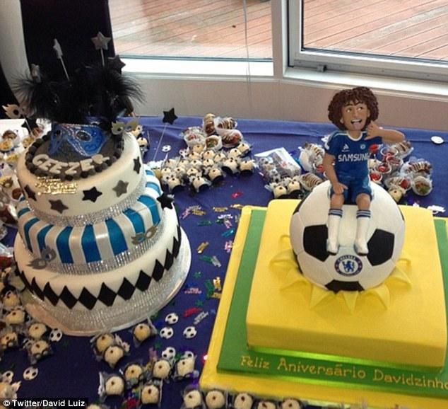 A szülinapi torták jól néztek ki, nem vitás (forrás: Daily Mail)