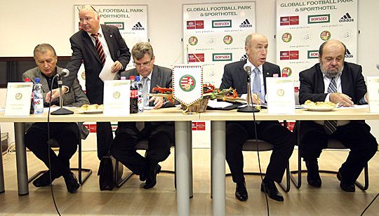 Kisteleki István (jobbról a második) sajtótájékoztatón számolt be az MLSZ intézkedési tervéről (Fotó: M. Németh Péter – archív)
