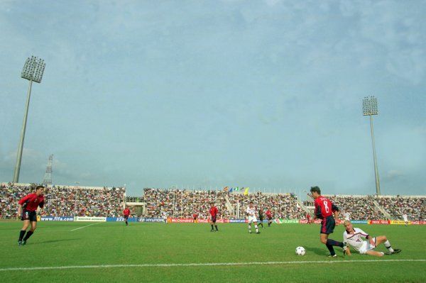 Xavi elhúz az amerikai Christopher Albright mellett az 1999-es nigériai U20-as világbajnokságon (Fotó: whoateallthepies.tv)