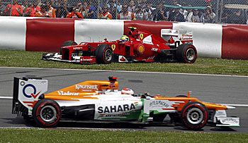 Felipe Massa (felül) haragszik magára megcsúszása miatt