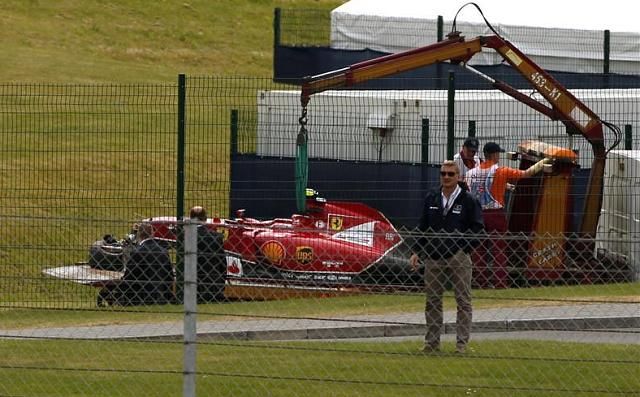 Räikkönen autója csúnyán összetört, a pilóta jól van