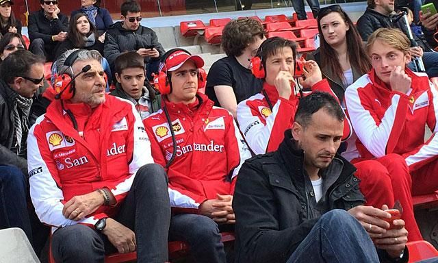 Maurizio Arrivabene Ferrari-csapatfőnök Esteban Gutiérrez tesztpilótával és pár másik Ferrari-vezetővel kiült a lelátóra