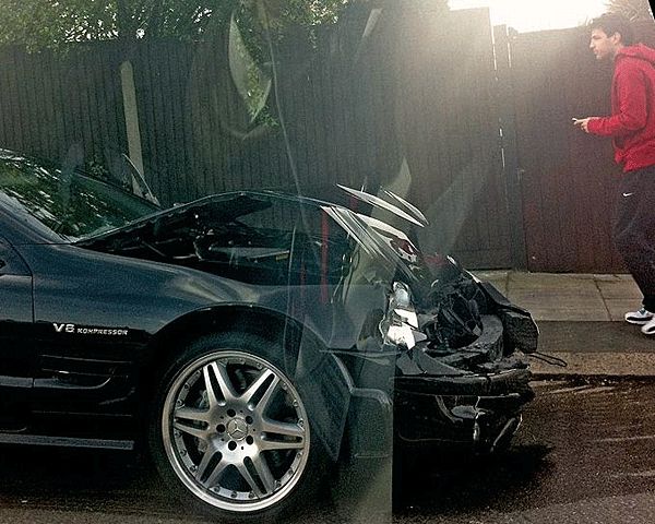 Az összetört Mercedes SL55 AMG (Fotó: Thesun.co.uk)