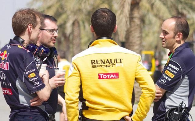 Ma sem maradhatott el a tanácskozás a Red Bull és a Renault mérnökei között (Fotó: Twitter/BAH_Int_Circuit)