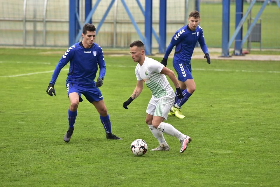 Medgyes Zoltán (fehérben) olykor veszélyesen futballozott (Fotó: Kiss János/Új Néplap)
