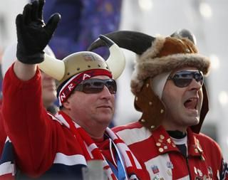 A norvég drukkerek legalább annyira hozzátatoznak
 az olimpiai szuper-G versenyekhez, mint a norvég aranyak 
(Fotó: Reuters)