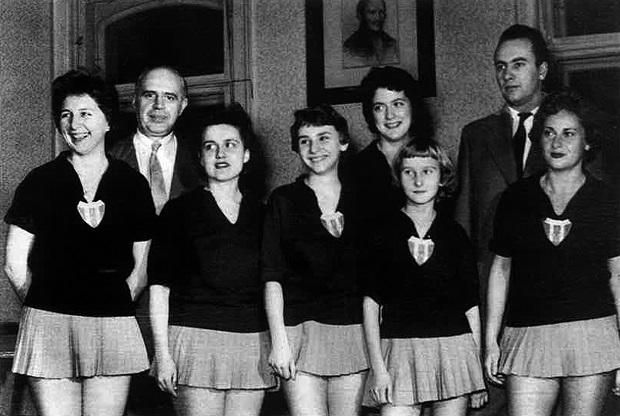 Az 1959-ben az NB I-be jutó együttes (balról): Komlódi Etelka, Czeiner Pál szakosztályvezető, Gacsályi Márta, Kmetz Mária, Fülöp Éva, Papp Angéla, Ormai László és György Loretta
