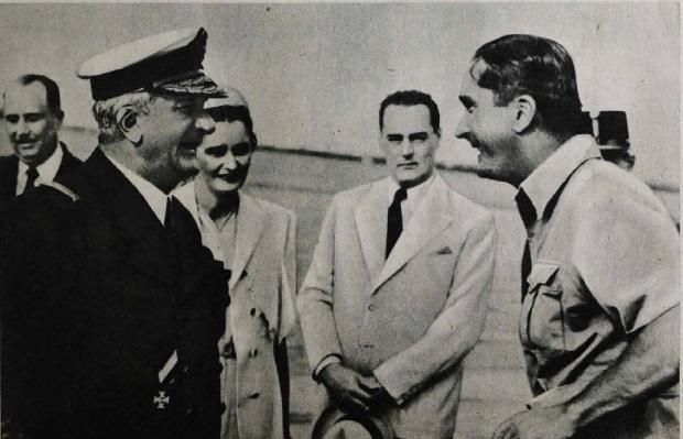 Horthy Miklós kormányzó büszkén üdvözli fiát 1939 júliusában Budaörsön – István 105 lóerős sportrepülőgéppel tette meg az oda-vissza utat Bombaybe