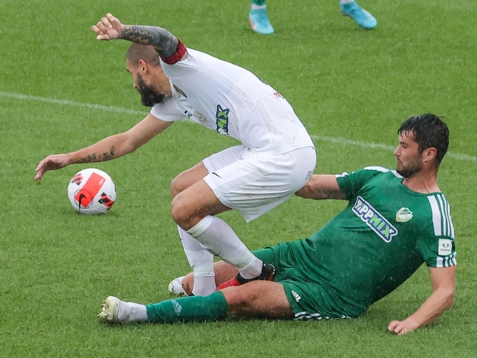 Lovrencsics (fehérben) nagy helyzet nélkül fejezte be a meccset (Fotó: Dömötör Csaba)