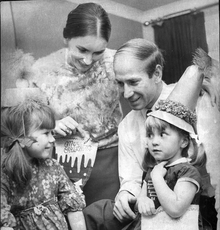 Bobby Charlton családi körben karácsonyozik feleségével, Normával és két lányával 1968-ban (forrás: Daily Mail)
