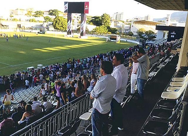 Múlt héten a Blikk tette közzé ezt a képet Orosz Pál brazíliai látogatásáról – meccsnézés az Estádio São Januárióban (Fotó: blikk.hu)