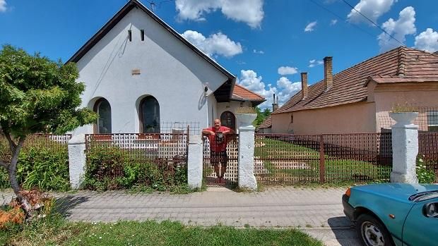 Tarján: fehérre vakolt ház, két ívelt ablak pislog az útra, a porta előtt agg Suzuki (fotó: Szabó Gábor)