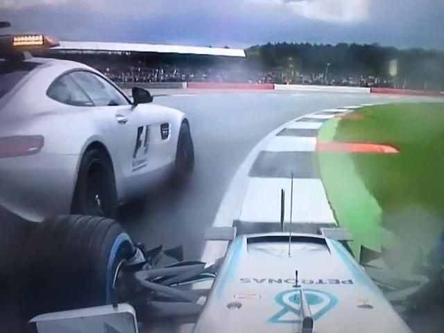 Hamilton és a safety car, alább videón az eset (Forrás: Twitter)