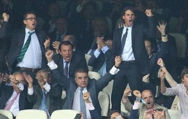 Nadal igazi madridistaként ünnepelt a földön... (Fotó: marca.com)