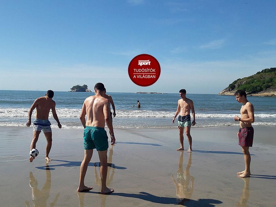 Természetesen a brazíliai tengerparton is előkerült a labda