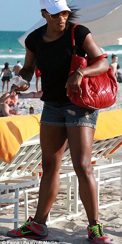 Serena és a piros Chanel táska (Fotó: Dailymail.co.uk)
