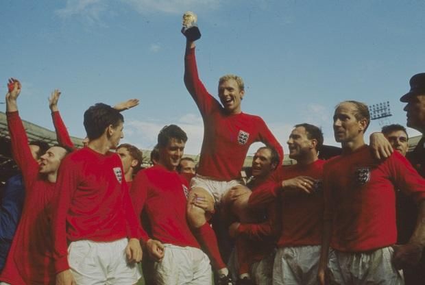 Az 1966-os világbajnokságot megnyerő társak vállán Anglia csapatkapitánya, Bobby Moore (Fotó: Getty Images)