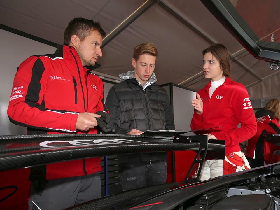 A versenypályán Michael Schumacher unokaöccse (középen) és Keszthelyi Vivien is a karrierjére koncentrál