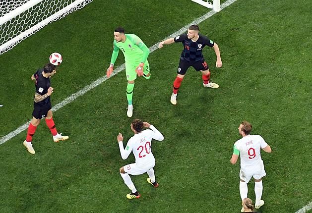 Vrsaljko a gólvonalról fejelte ki a labdát (Fotó: AFP)