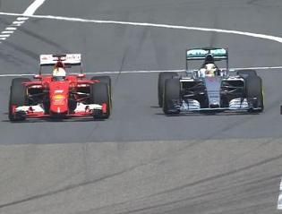 Vettel és Hamilton a boxutcából kifelé jövet