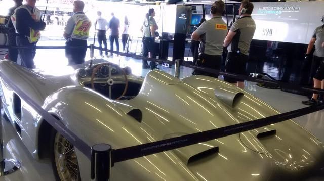 Egy csipet történelem a Mercedes garázsában: a 60 éve Franciaországban nyerő W196-os modell (Fotó: Twitter/MercedesAMGF1)