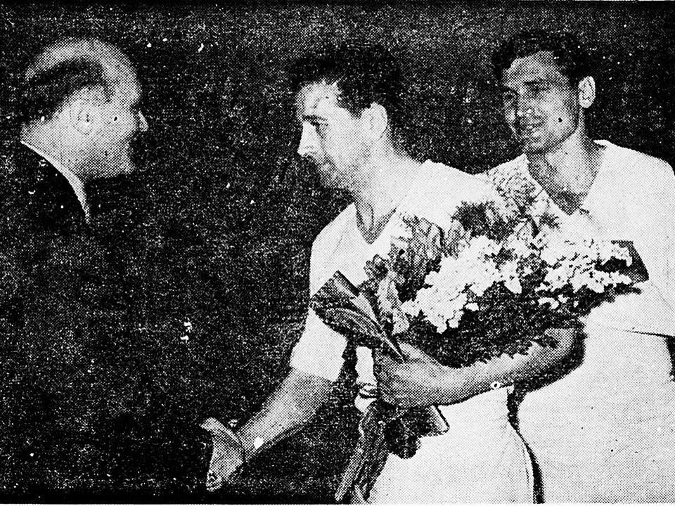 Virágcsokorral búcsúztatta Bozsik Józsefet 1962 áprilisában, mögöttük Tichy Lajos