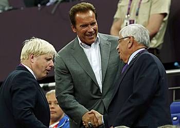 A lelátón Arnold Schwarzenegger és David Stern NBA-vezér