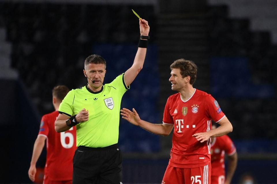 Müller nagyon akart, sárgát kapott, nagyon nem érti... (Fotó: AFP)