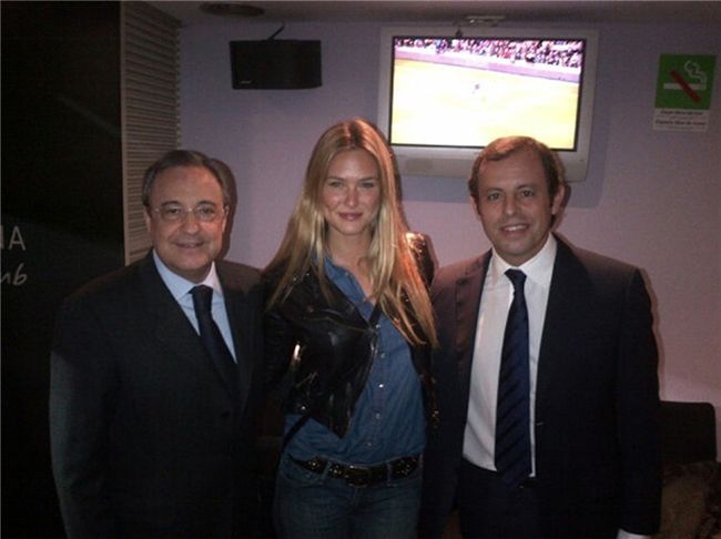 Bar Refaeli a Barcelona vezéreivel (forrás: hoymujer.com)