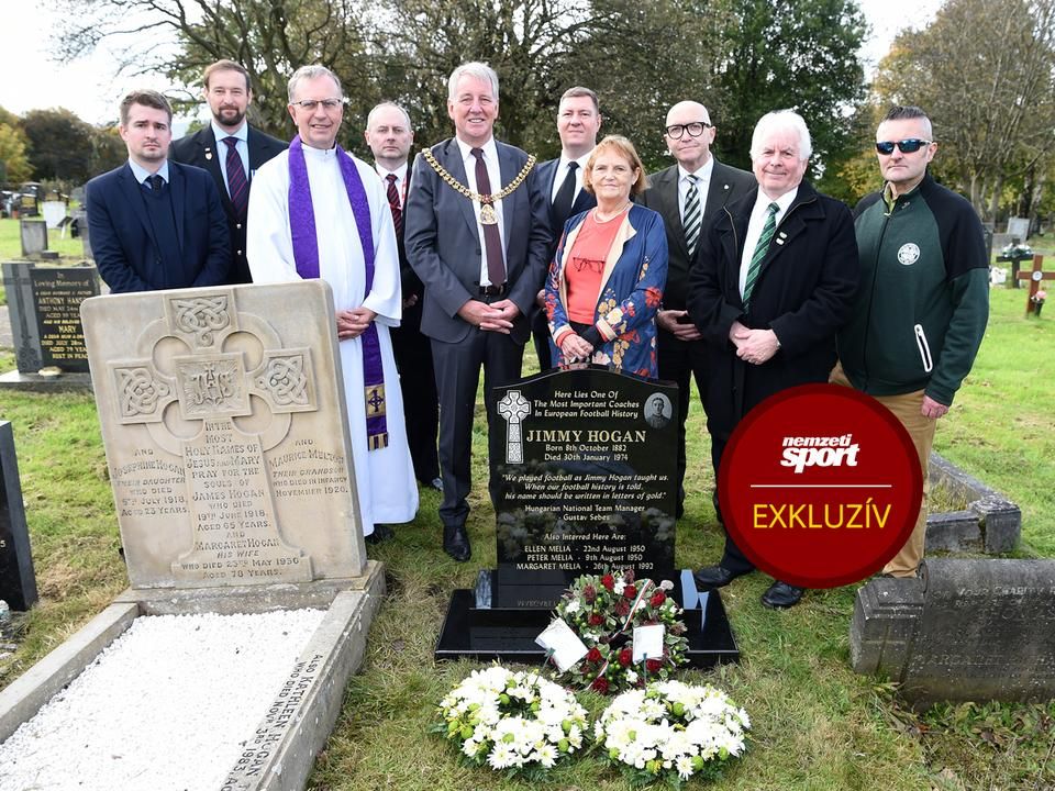 Jimmy Hogan méltó síremléket kapott Angliában. Középen a hölgy Hogan unokája (Fotók: Clive Lawrence)