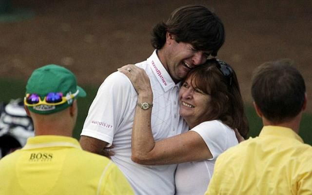 Az amerikai golfozó a Masters-győzelme után átölelte édesanyját, majd végigsírta a napot (Fotó: dailymail.co.uk)