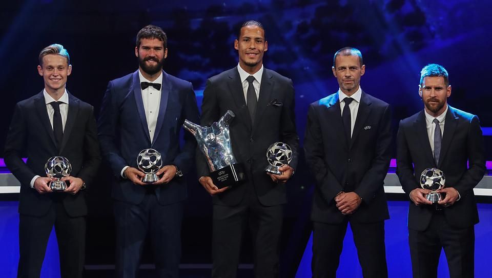 A csütörtöki díjazottak (balról): Frenkie de Jong, Alisson Becker, Virgil van Dijk és Alexander Ceferin másik oldalán Lionel Messi (Fotó: AFP)