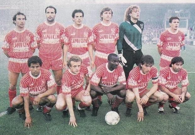 A Montpellier csapata az 1986–1987-es idényben. Kiss László az álló sorban balról a negyedik, Roger Milla középen guggol