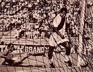 Cubillas az első perui gólt lövi (Fotó: Képes Sport)