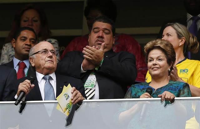 Még el sem kezdődött a torna, máris lett két vesztese: Sepp Blatter  és Dilma Rousseff