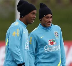 Két klasszis bevetésen: Ronaldinho és Neymar