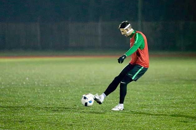 A Fradi játékosa edzésen már kipróbálta a védőmaszkot, a Vasas ellen is ebben lép pályára (Fotók: facebook.com/fradi.hu)