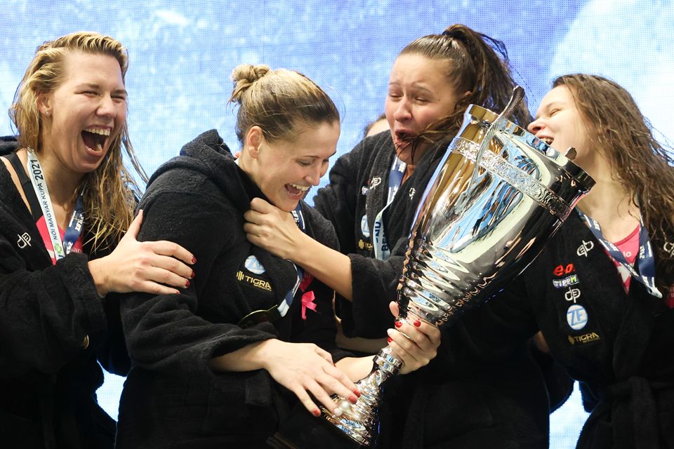A kupadöntő után Czigány Dóra, az egriek csapatkapitánya emelhette a magasba a trófeát (FOTÓ: DÖMÖTÖR CSABA)