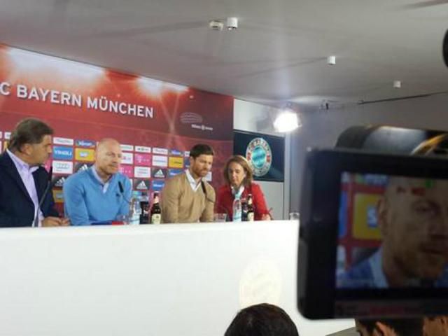 Eközben zajlik Xabi Alonso hivatalos bemutatása a Bayern Münchennél (Fotó: fcbayern.de)