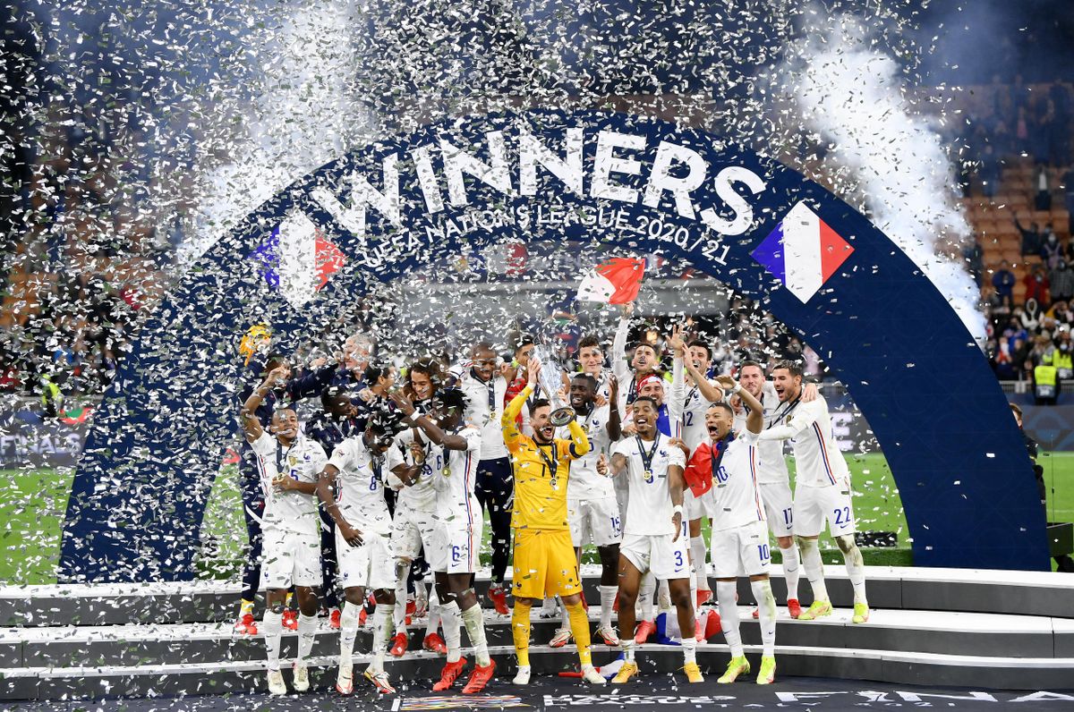Bár a Nemzetek Ligája rangja elmarad az igazán nagy válogatott tornákétól, a francia válogatott tagjai egyáltalán nem tűntek boldogtalannak, amikor tavaly októberben megnyerték a legutóbbi négyes döntőt Milánóban (Fotó: AFP)
