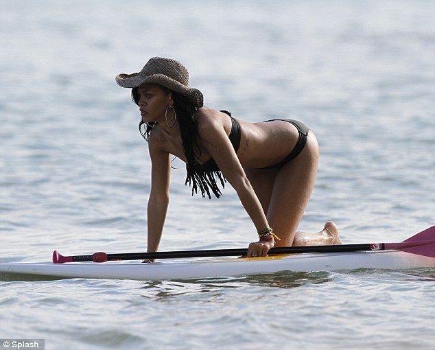 Rihanna lenyűgöző idomai (Fotó: Daily Mail)