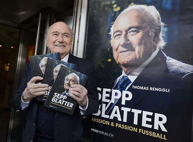 With his autobiography (Fotó: AFP)