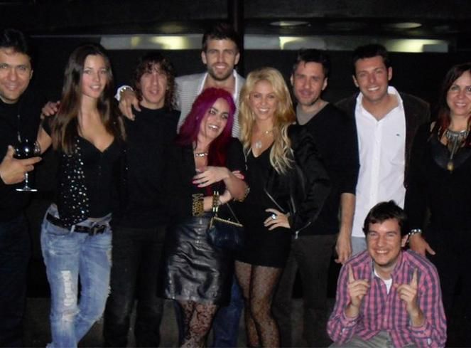 A kép gyenge, de a tartalom erős: Piqué és Shakira a vidám társaság középpontja (forrás: marca.com)