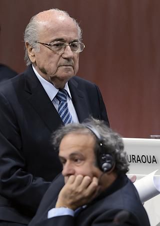 Ha Michel Platini (lent) nem dolgozik
a katari vb-szavazatokért, talán ma is
Sepp Blatternek hívják a FIFA elnökét... (Fotó: AFP)