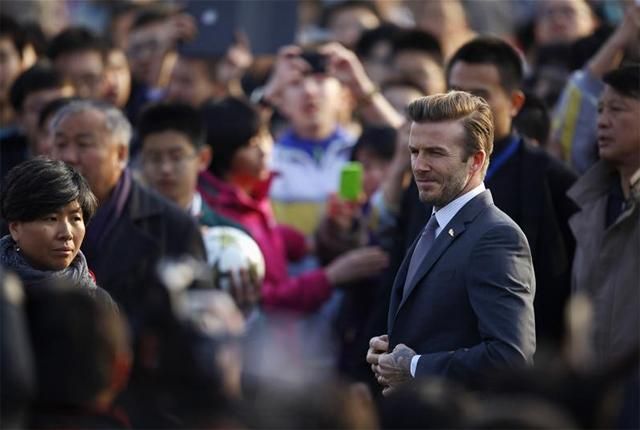David Beckhamet már érkezésekor lelkes tömeg fogadta a pekingi repülőtéren (Fotó: Action Images)