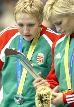 Kirsner Erika és Pigniczki Krisztina a 
2003-as vb-döntő után (Fotó: AFP)