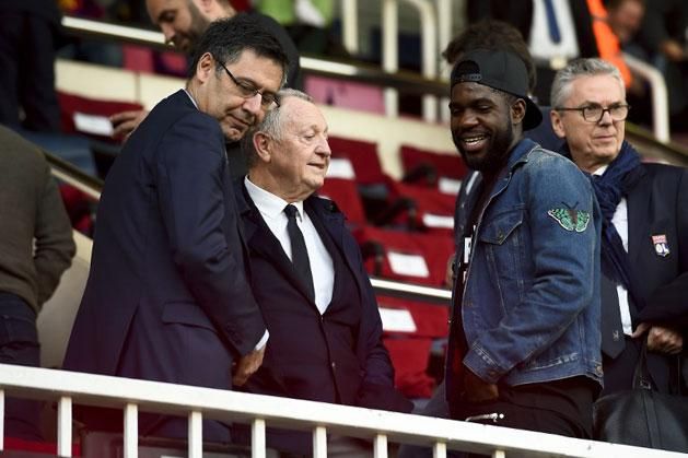 Umtiti a Barcelona elnöke, Josep Maria Bartomeu és a Lyon első embere, Jean-Michel Aulas társaságában