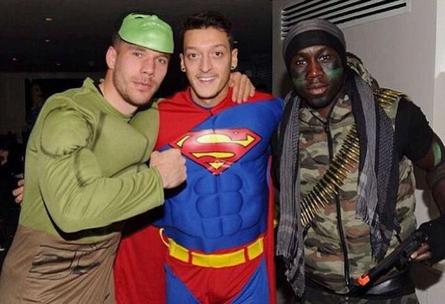 Hulk (Podolski), Superman (Özil) és a kommandósnak öltözött Bacary Sagna állt össze egy vidám képre (Fotó: Daily Mail)